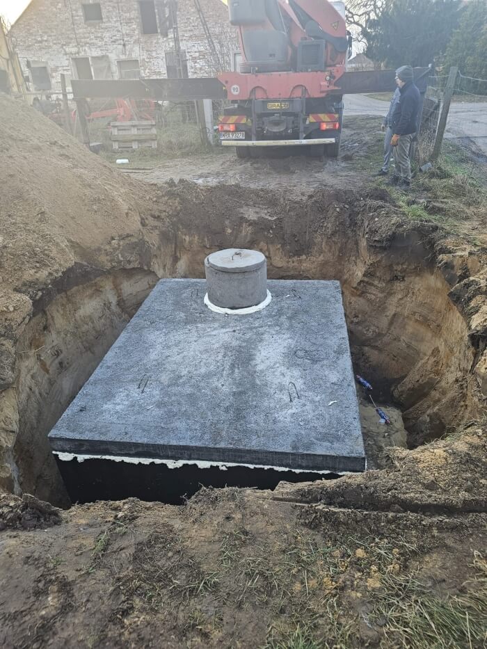 Montáž těsné betonové jímky pomocí jeřábu HDS. Realizace pro klienta z Písek