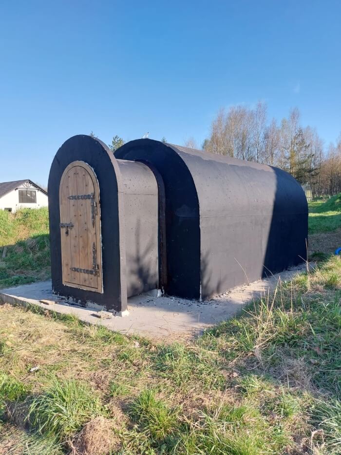 Hotový zahradní sklípek s předsíní, nainstalovaný na pozemku klienta v Písek